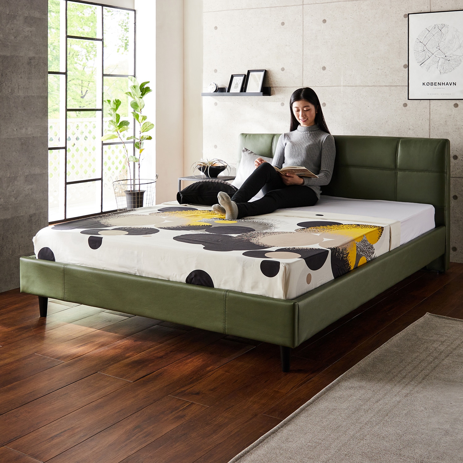 ヘッドにもたれてくつろげる本革のようなフレームベッド｜通販の