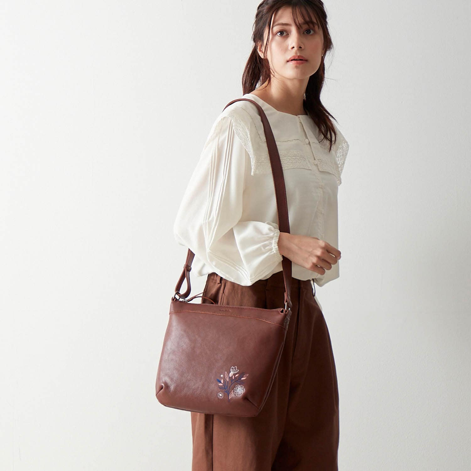 刺繍本革ショルダーバッグ［日本製］（mini labo×ダコタ／Dakota