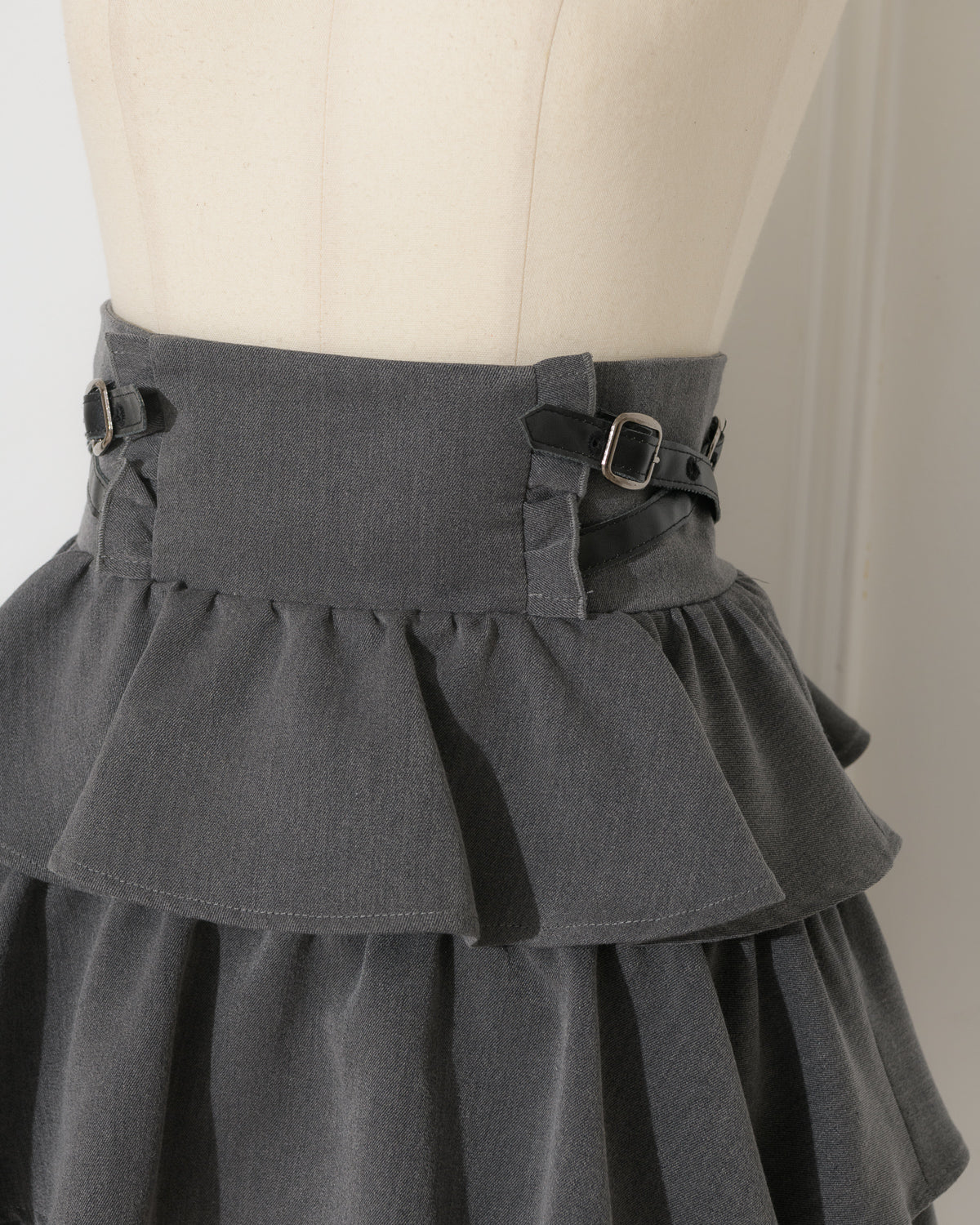 クロスベルトティアードミニスカート – pium