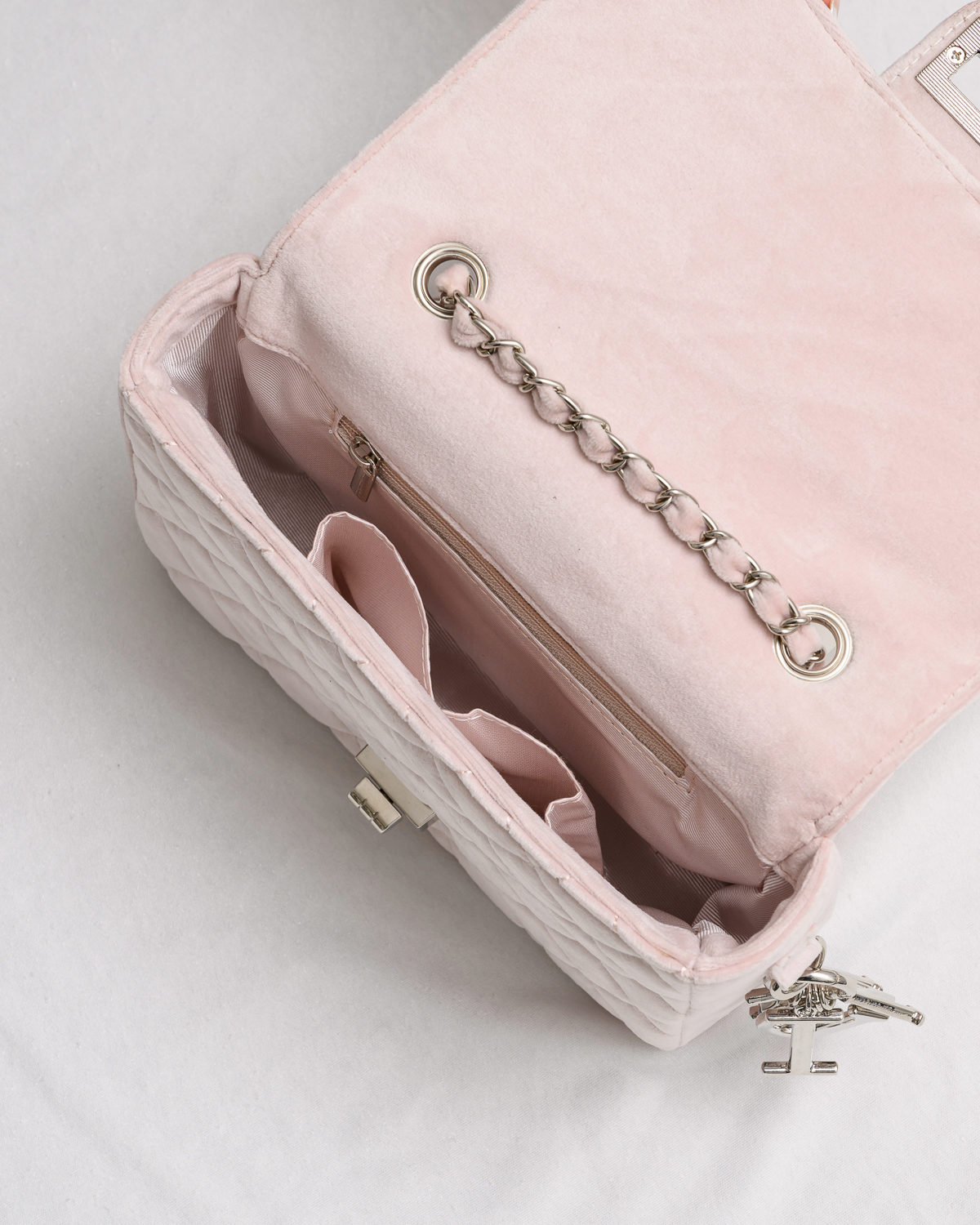 チャーム付きベロアキルティングミニショルダー – pium