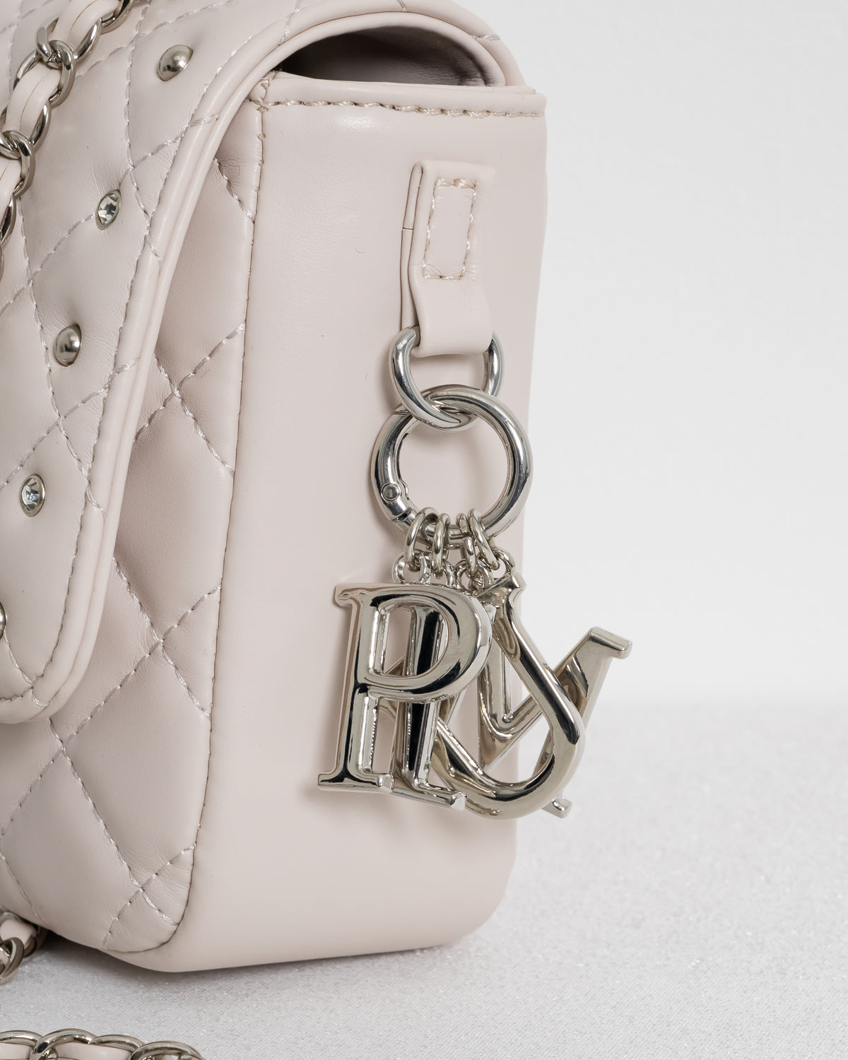 チャーム付きキルティングミニショルダー – pium