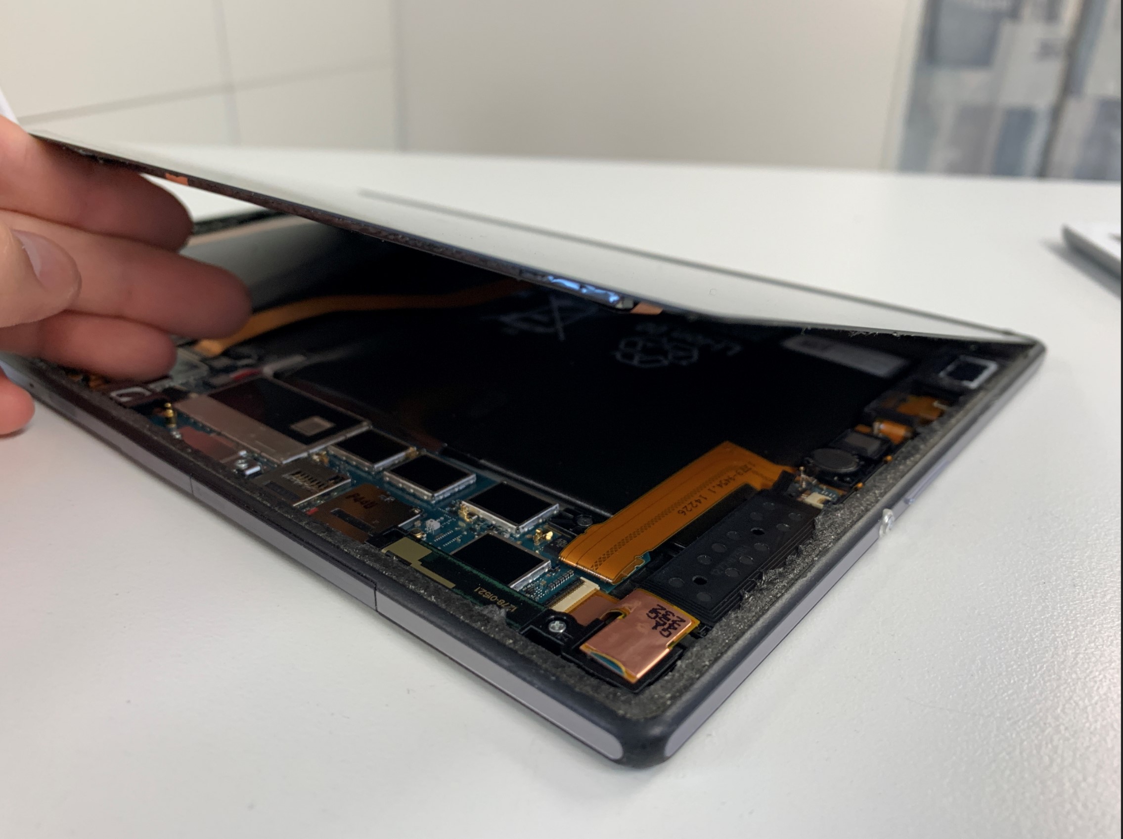Xperia Z2 Tabletバッテリー交換】修理代12780円と安い！作業中に画面