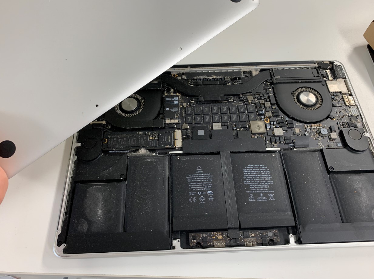 MacBook Air(2014年/15インチ)バッテリー交換！すぐに電池残量が減って