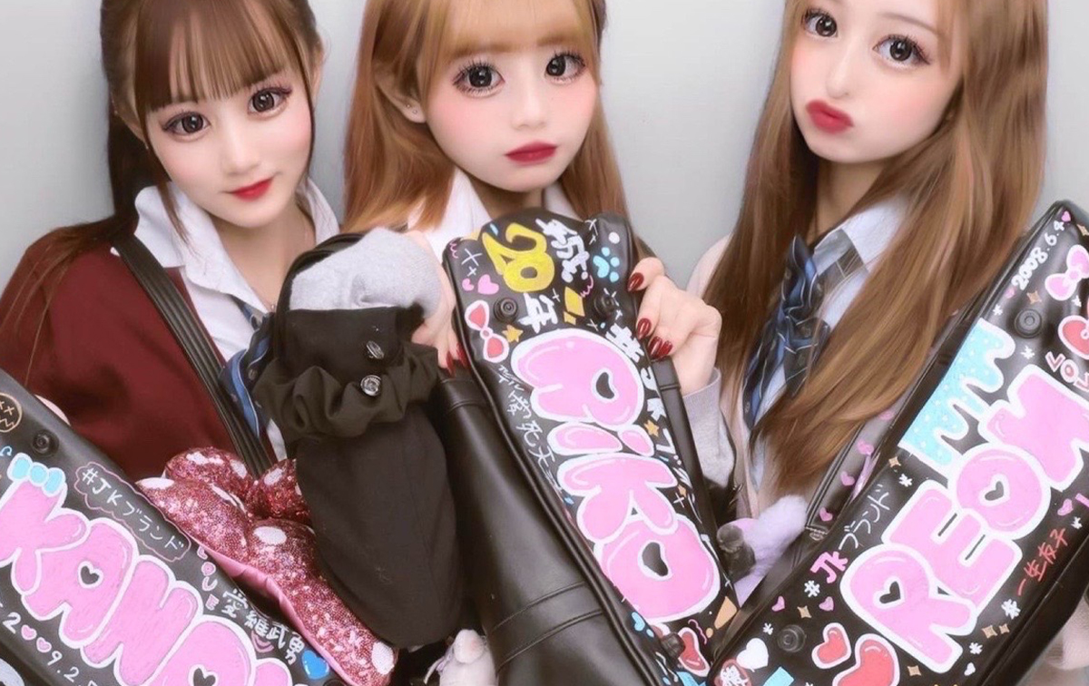 JKのスクバ落書き事情を発表♡可愛くデコるやり方や写真の撮り方も紹介