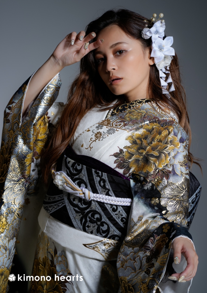真白に金銀で描かれた牡丹や熨斗がゴージャスな成人式振袖 | kimono