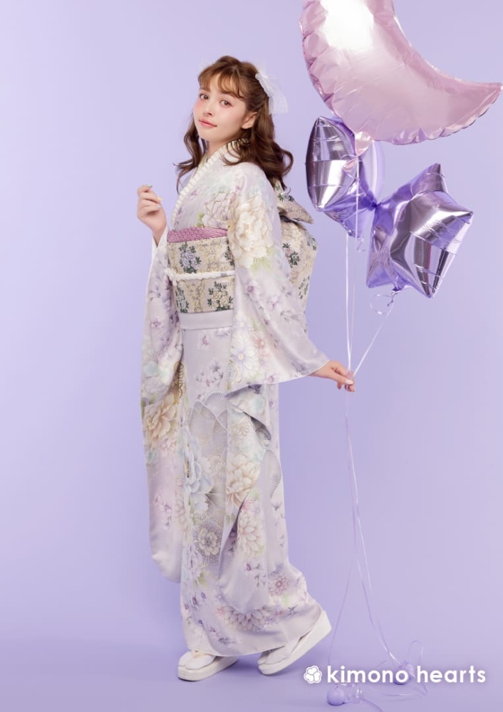 淡い紫色に白の牡丹が可憐に舞うガーリーな成人式振袖。加藤ナナ