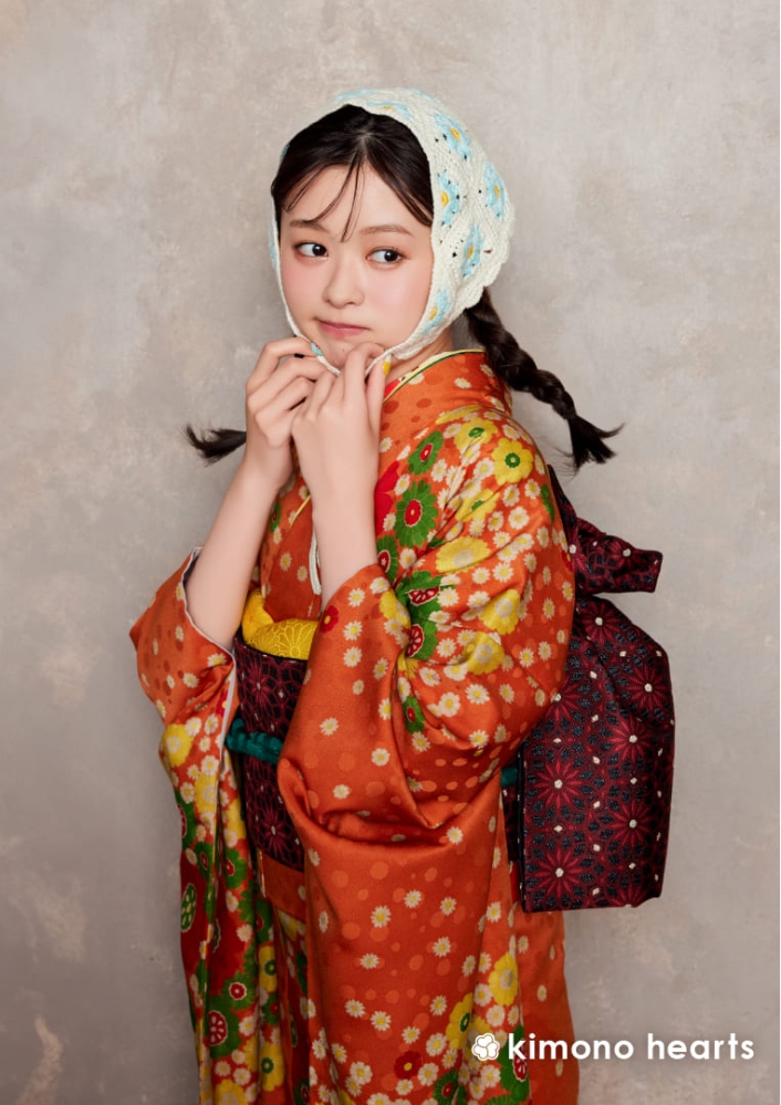 昭和レトロなテイストがポップなオレンジの花柄振袖で成人式 | kimono