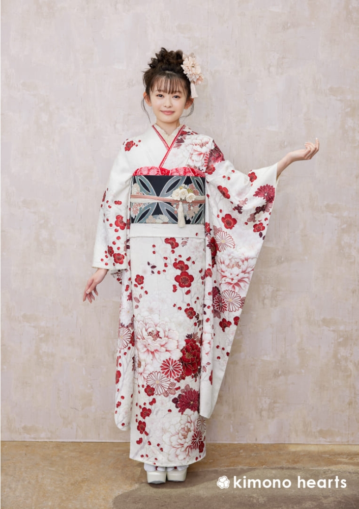 白地に赤色の梅、牡丹、菊。清楚な雰囲気の古典柄振袖 | kimono hearts