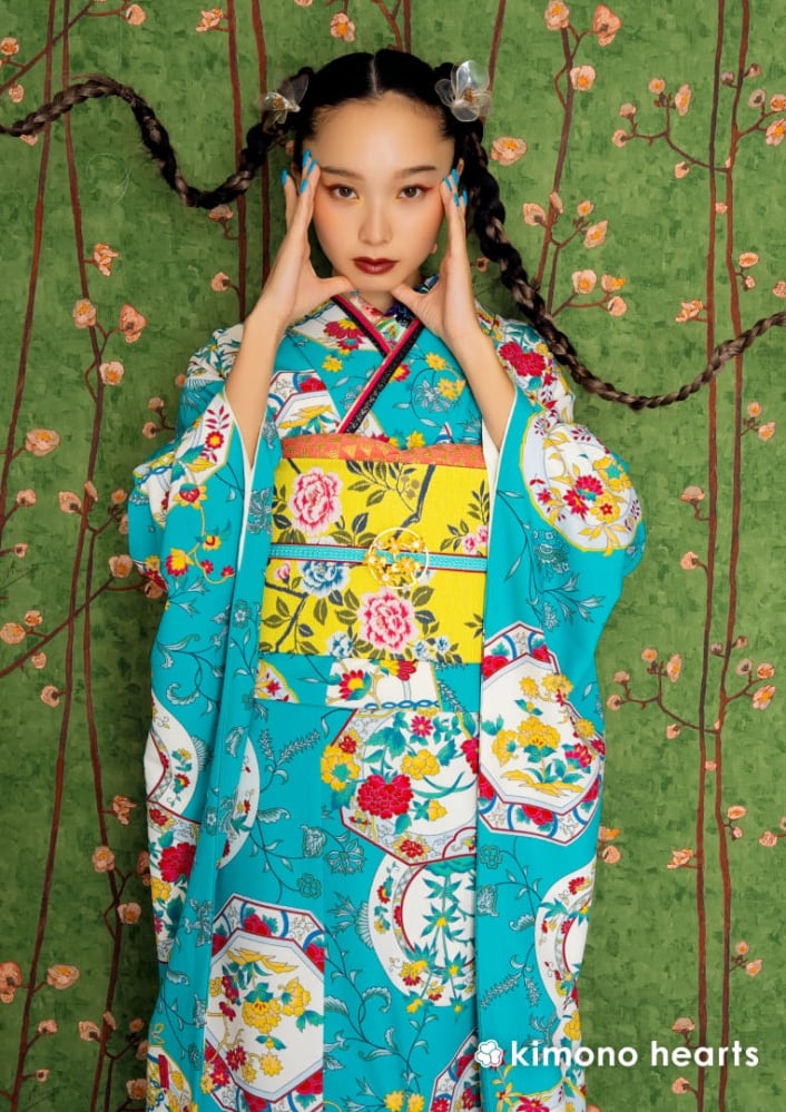 中国陶磁器のような文様が個性的な青緑色のシノワズリ振袖 | kimono