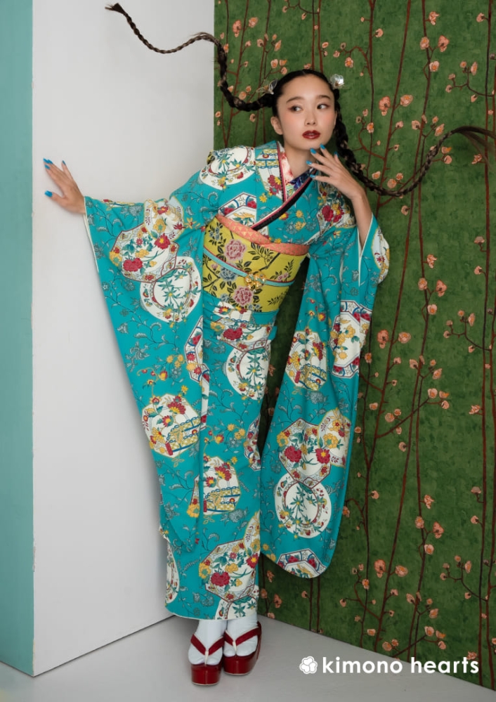 中国陶磁器のような文様が個性的な青緑色のシノワズリ振袖 | kimono