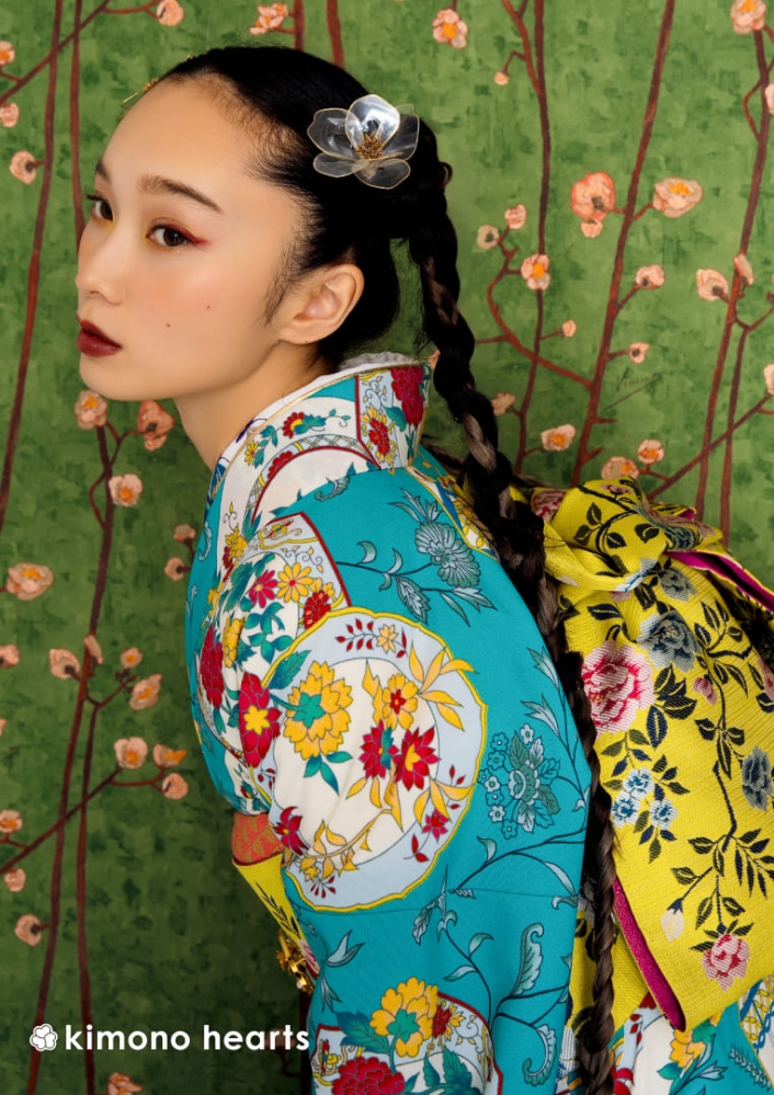 中国陶磁器のような文様が個性的な青緑色のシノワズリ振袖 | kimono