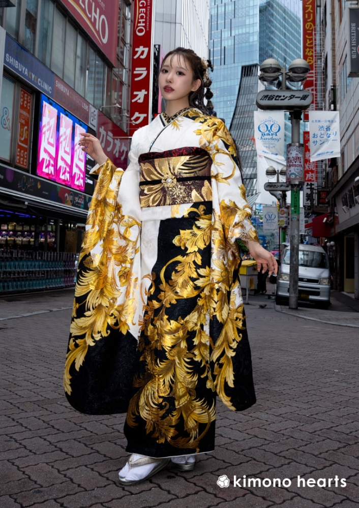白地に黒×金で描かれた唐草柄がゴージャスなギャル振袖 | kimono
