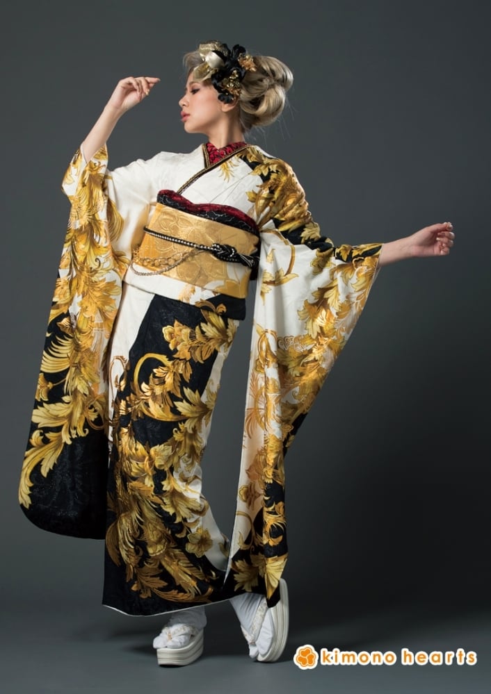 白地に黒×金で描かれた唐草柄がゴージャスなギャル振袖 | kimono