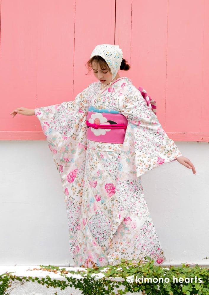 白地にピンクのな洋花柄。キモノハーツオリジナル振袖で成人式