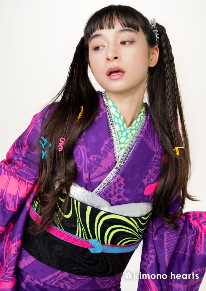 Street＆Co.】KH-556｜紫色にビビッドピンクの蝶々。個性派振袖で自分