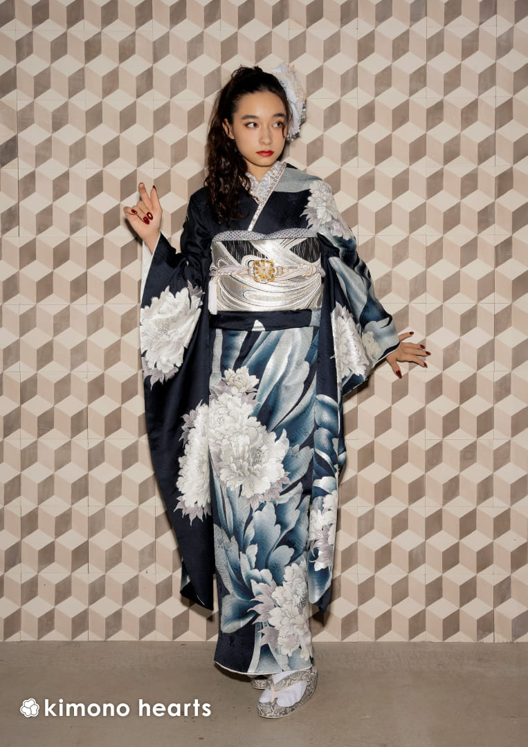 グラマラス】KH-517｜牡丹の大輪が豪華な白黒＆銀の振袖 kimono hearts