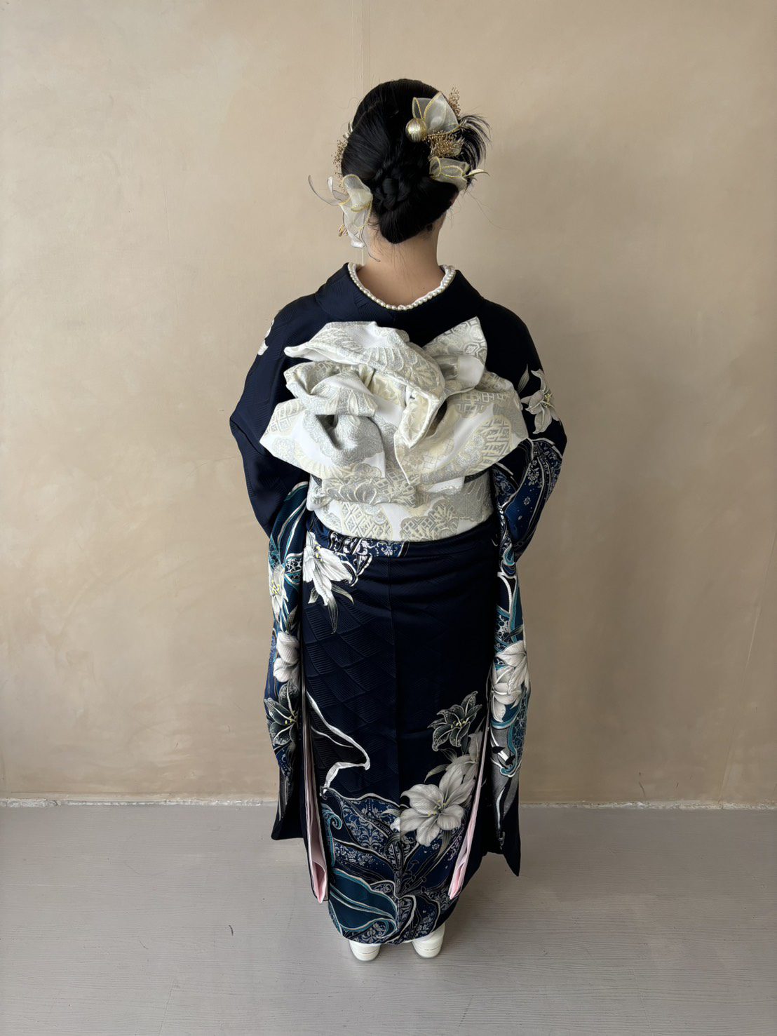 白百合が輝くキラキラ紺色振袖✨ | kimono hearts | 成人式の振袖