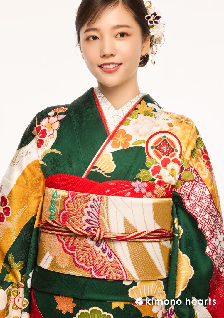 緑色にはっきりとした絵柄が愛らしい古典柄振袖で成人式を | kimono