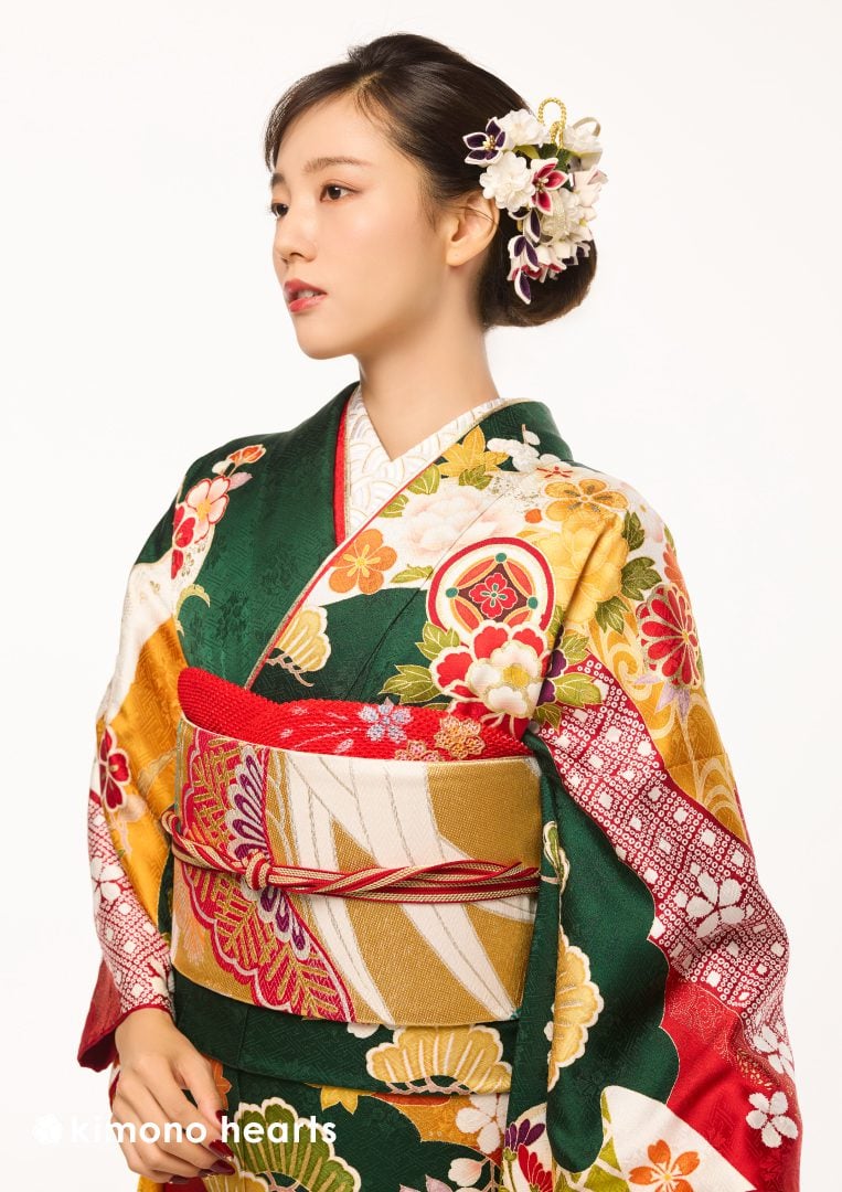 緑色にはっきりとした絵柄が愛らしい古典柄振袖で成人式を | kimono