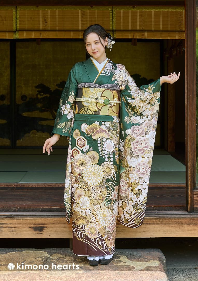 深い緑色に菊や牡丹、桜などが描かれた伝統古典柄の成人式振袖