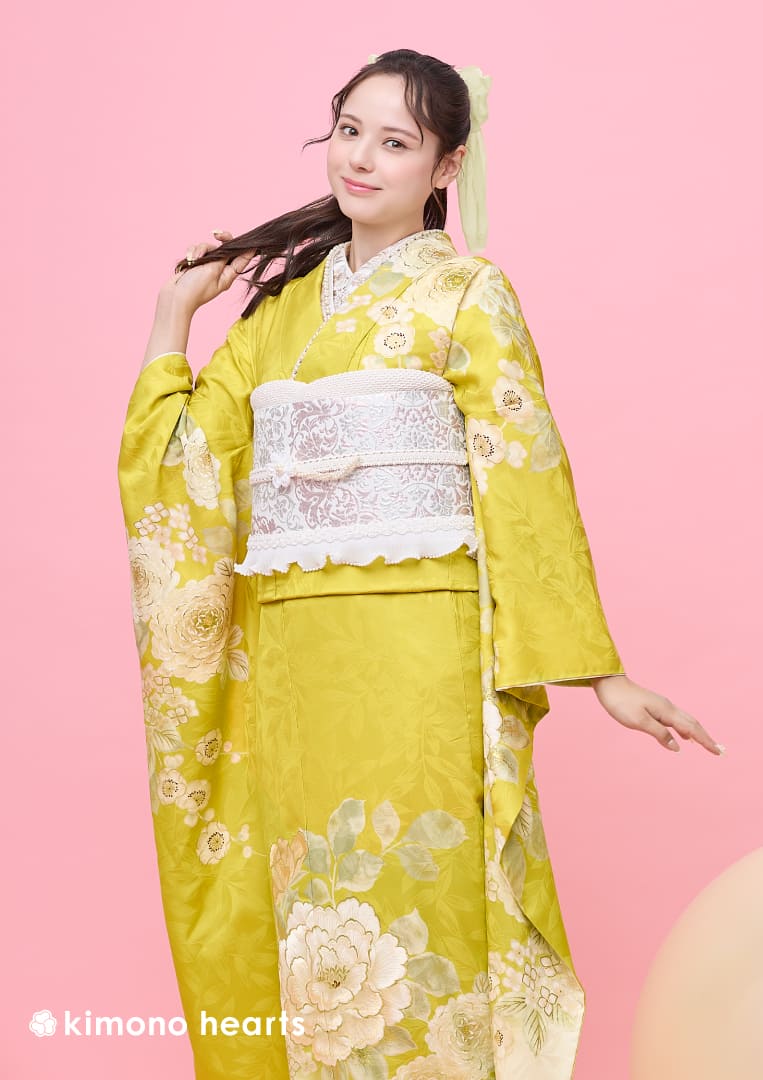 明るいからし色に花開く大輪の花が美しいガーリーな成人式の振袖