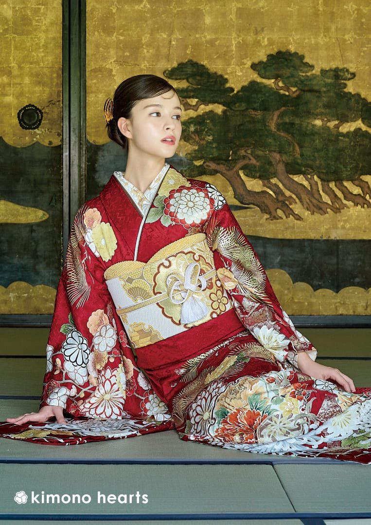 赤色に菊や松、雪輪柄が華やかに描かれた伝統古典柄の成人式振袖
