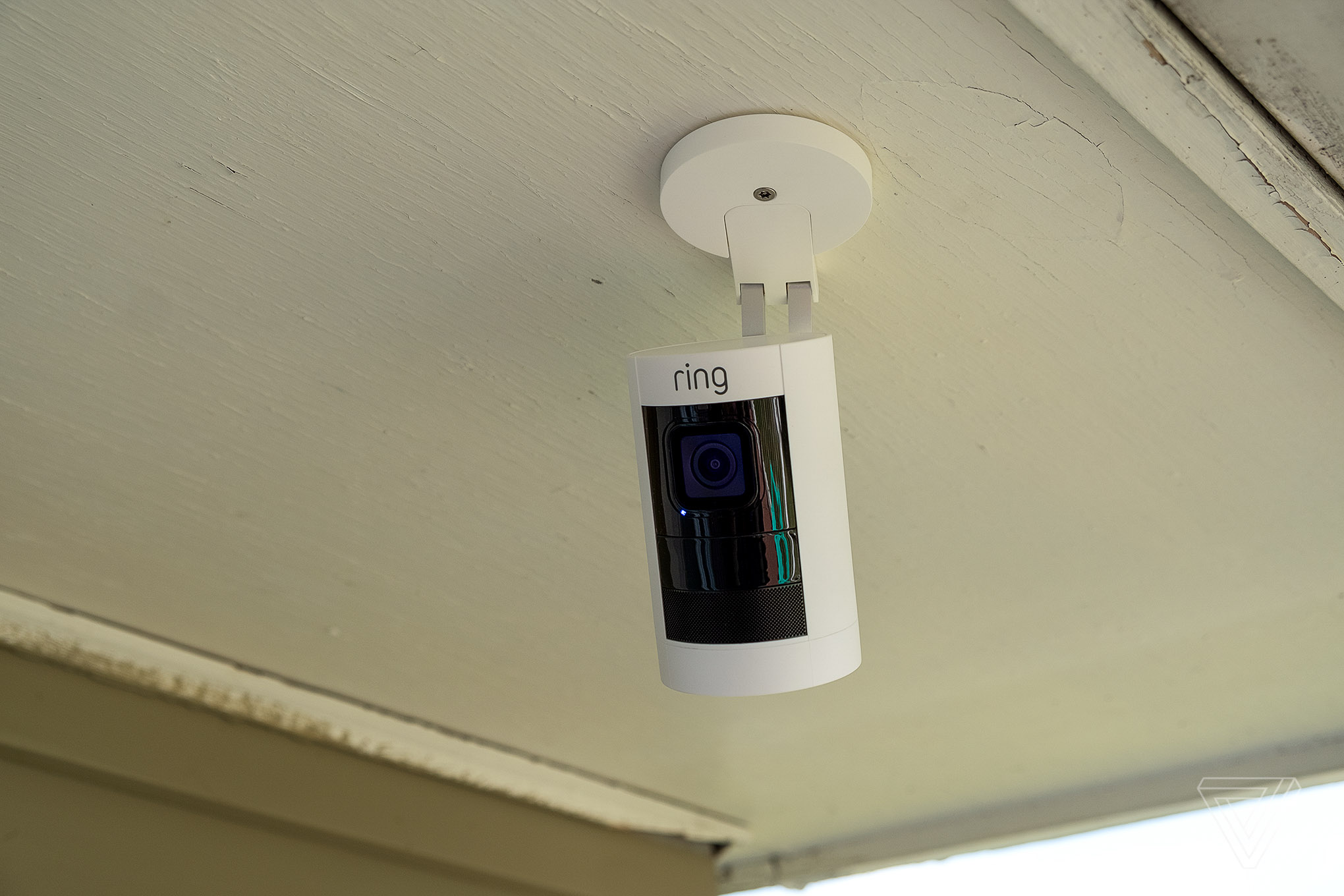 Ring Stick Up Cam, Smart Lighting, Peephole Cam review: wire-free