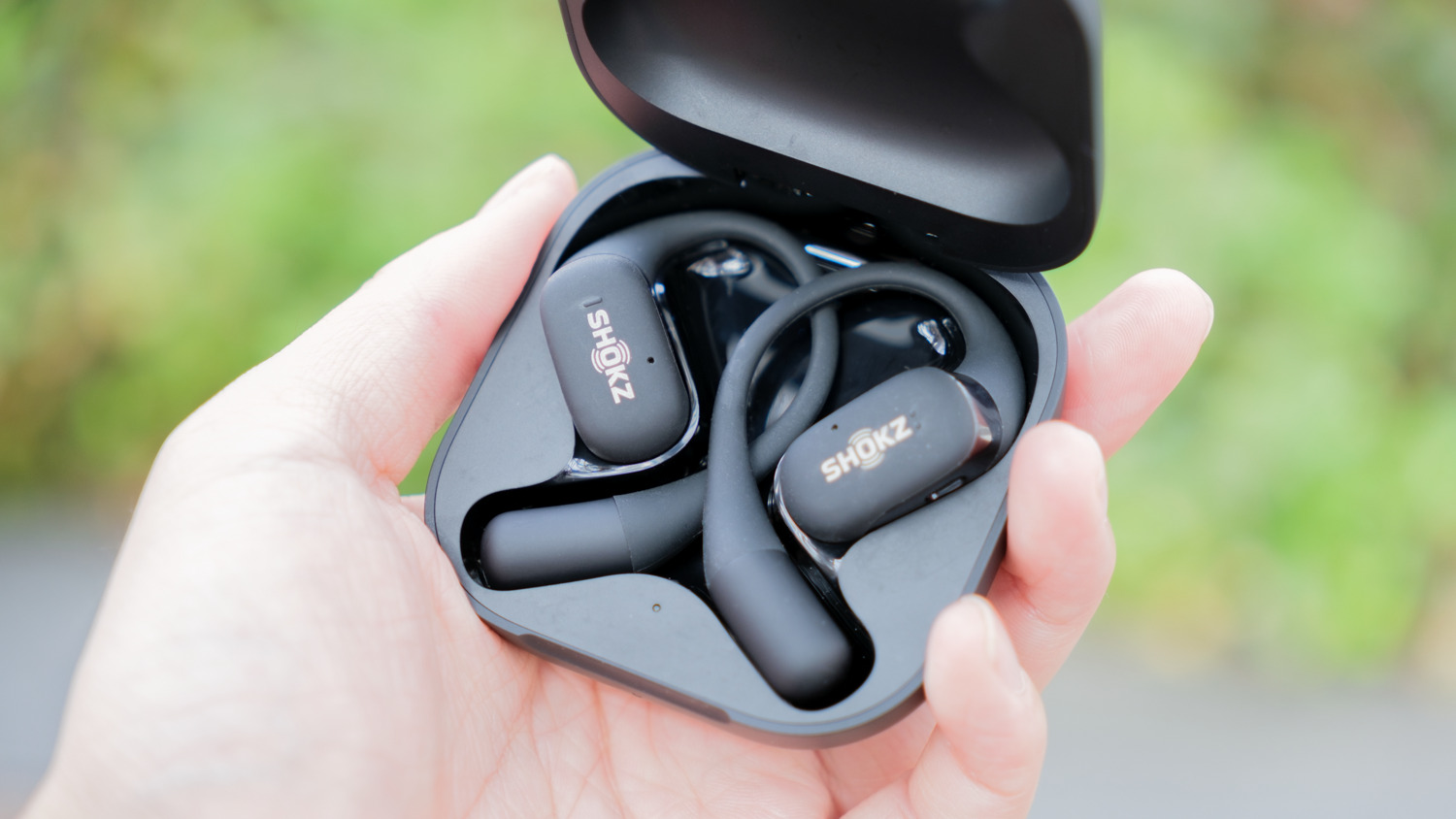 Shokz OpenFit レビュー。耳の横に漂うスピーカー？長時間使うならこれ