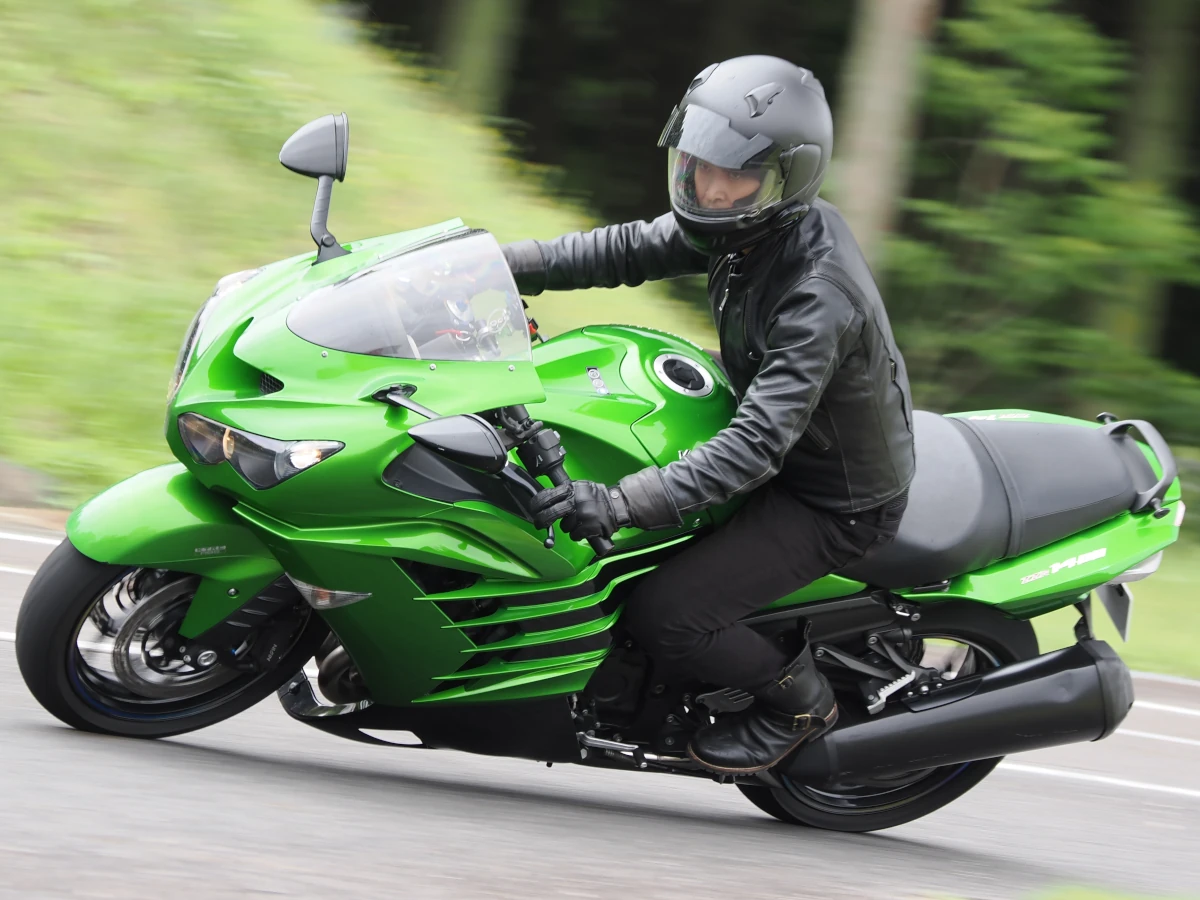 KAWASAKI ZZR1400深度評測，看似兇猛的六眼魔神，竟是頭溫柔巨