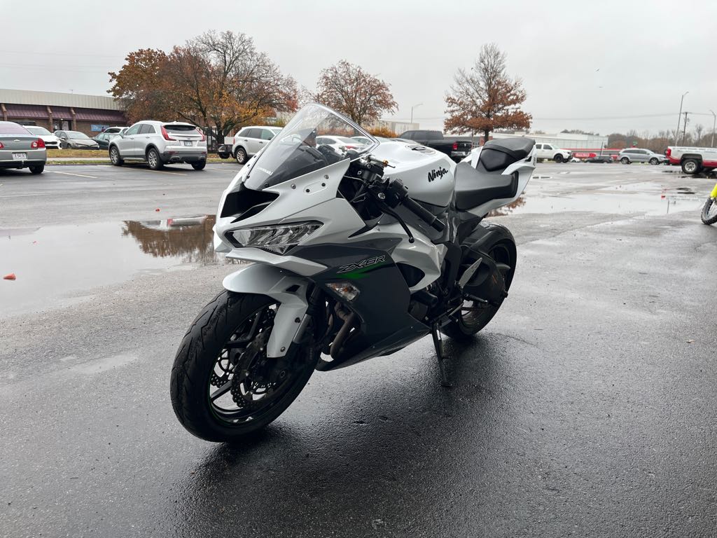 2021 KAWASAKI NINJA ZX-6R PEARL CRYSTAL WHITE / PEARL STORM GRAY