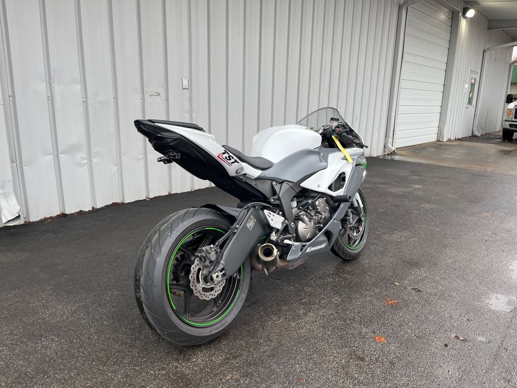 2021 KAWASAKI NINJA ZX-6R PEARL CRYSTAL WHITE / PEARL STORM GRAY