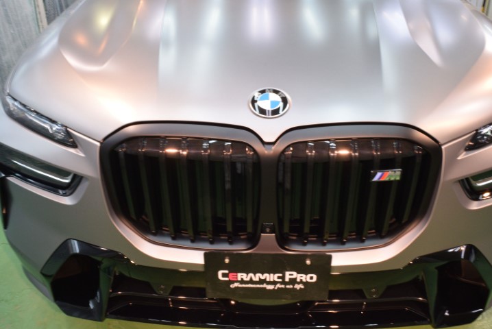 BMW・X7 M60i フローズン・ピュア・グレー（マットシルバー