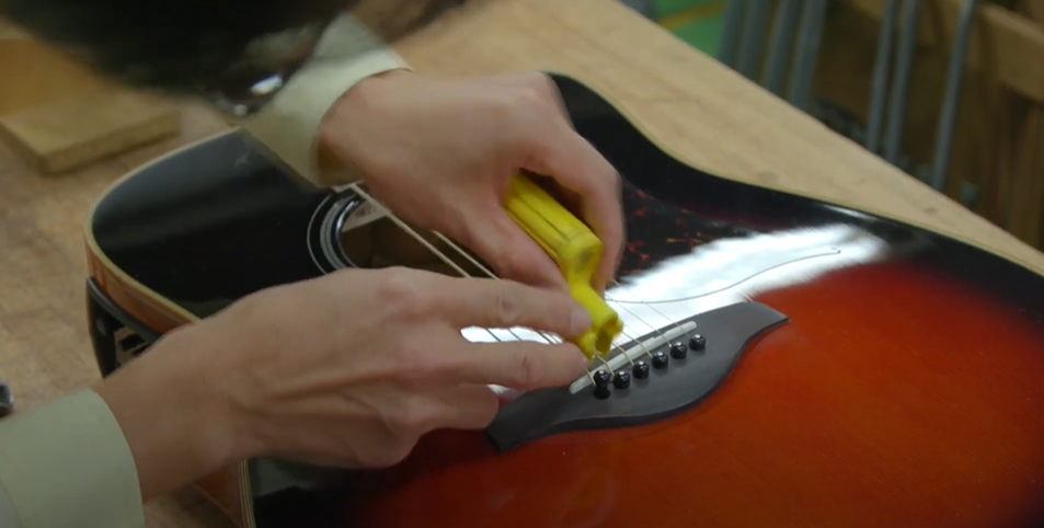 アコースティックギター編】弦の交換・張り替え方法｜ヤマハ