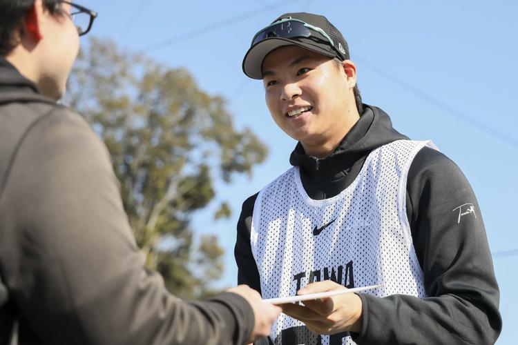 竹丸投手ら新人11選手が初のサイン会 | 読売ジャイアンツ（巨人軍