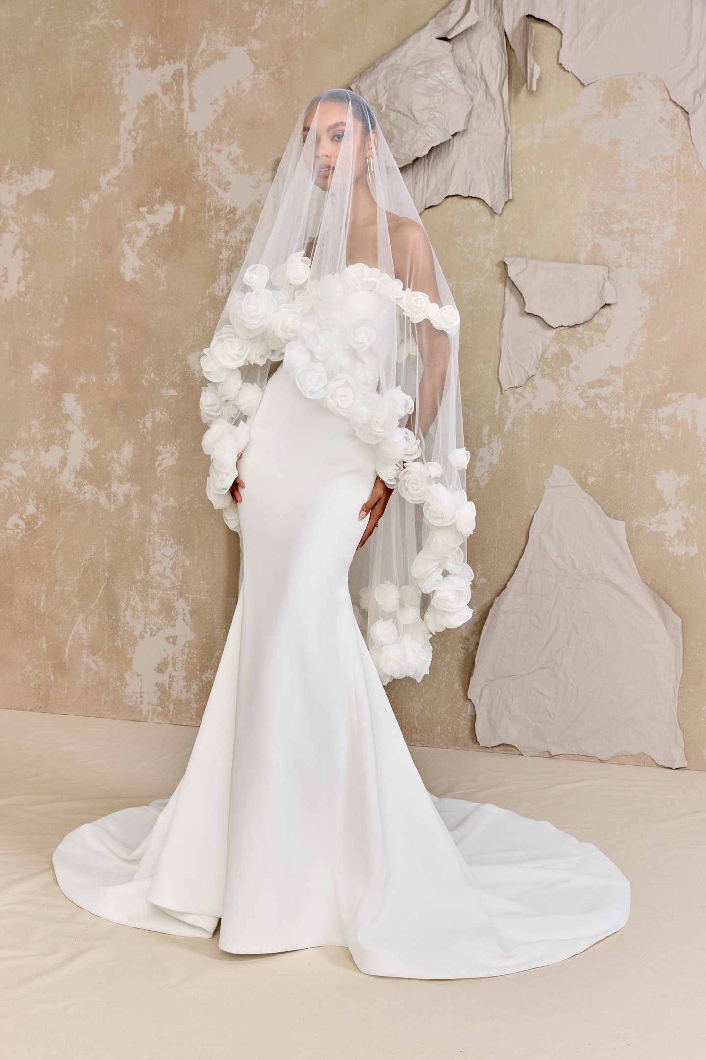 WALCOTT VEIL: Short Veil Adorned with Organza Rosettes | Justin