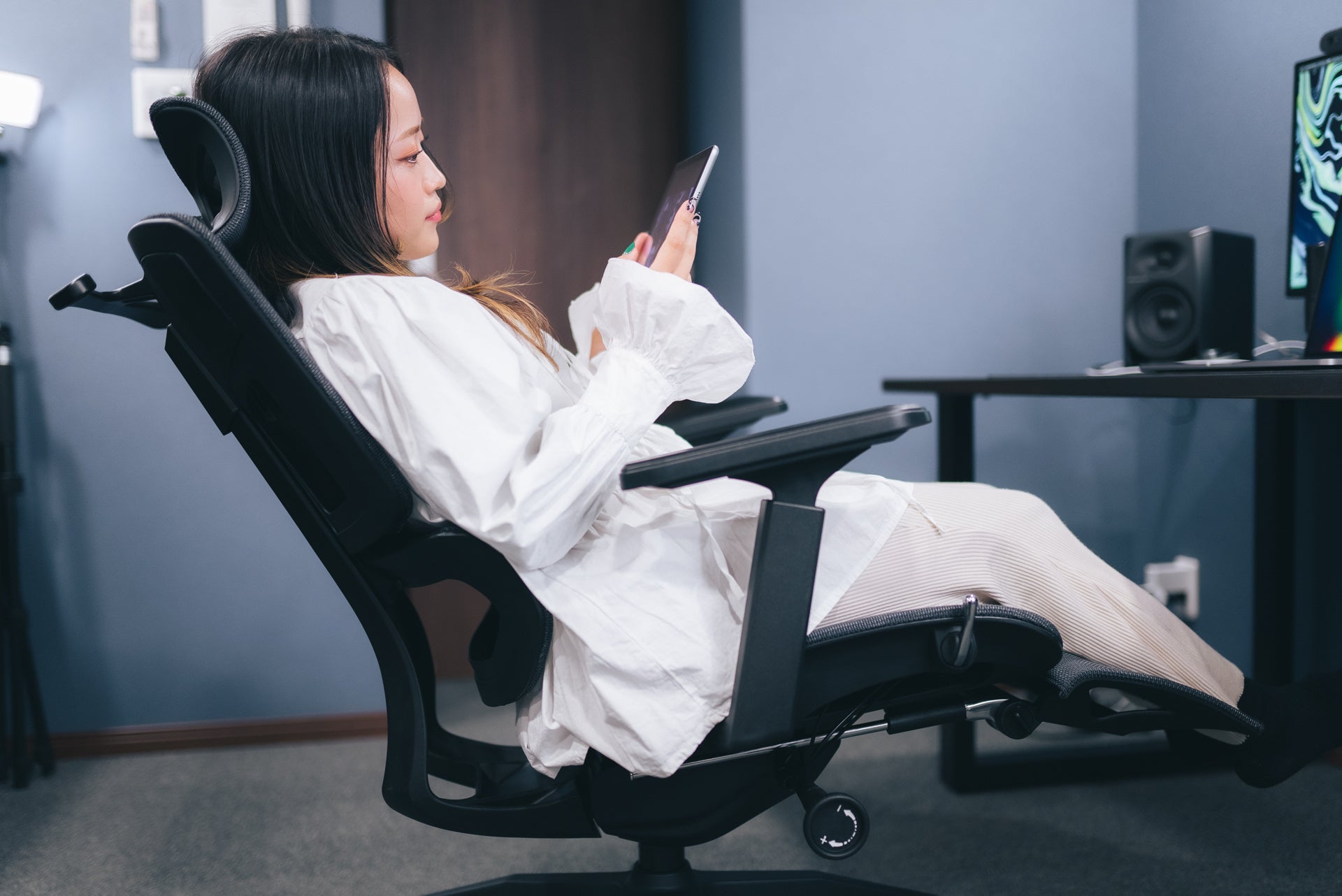 人間工学に基づいて作られた、姿勢を保つ超集中ワークチェア