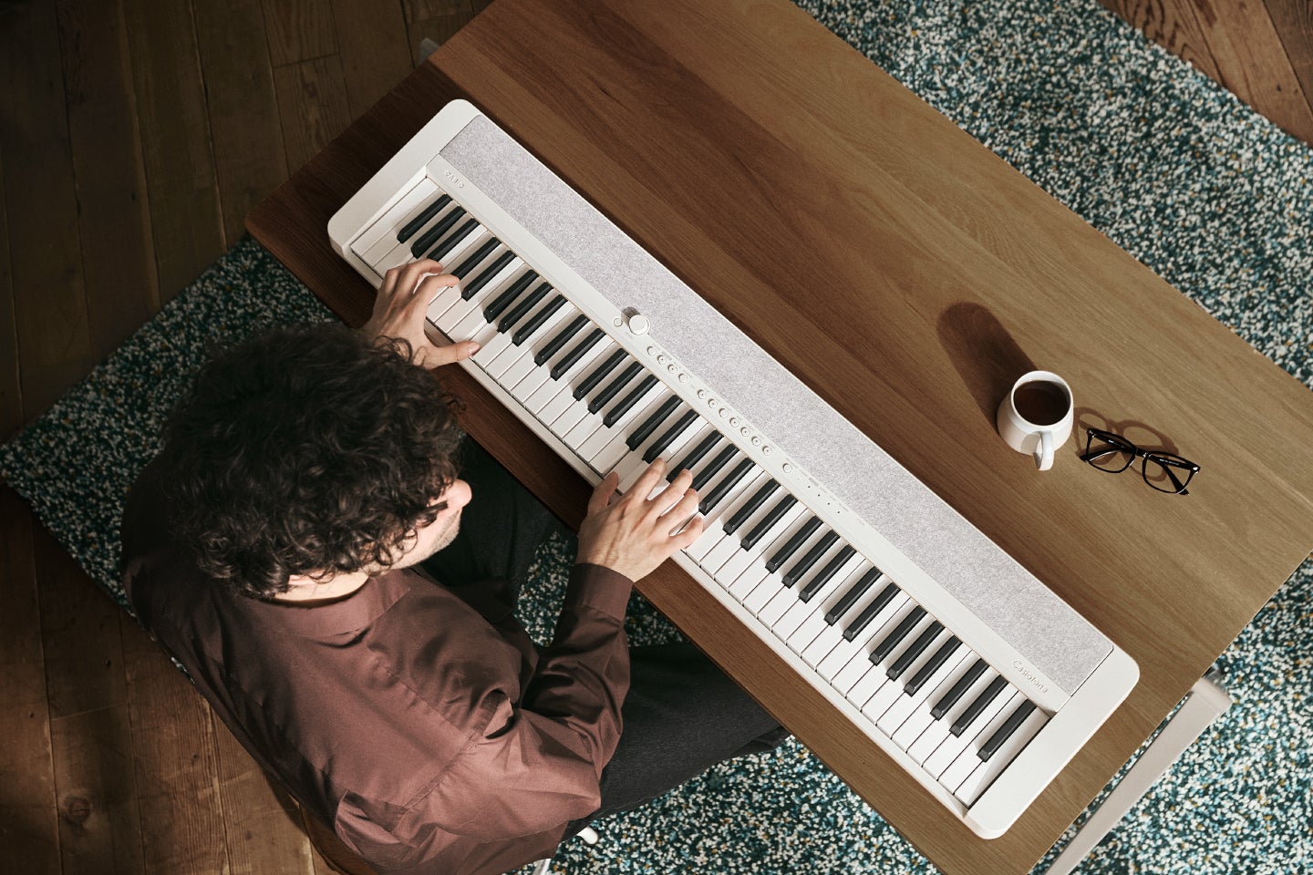 コンパクトサイズと迫力ある音を両立した76鍵盤の電子キーボード