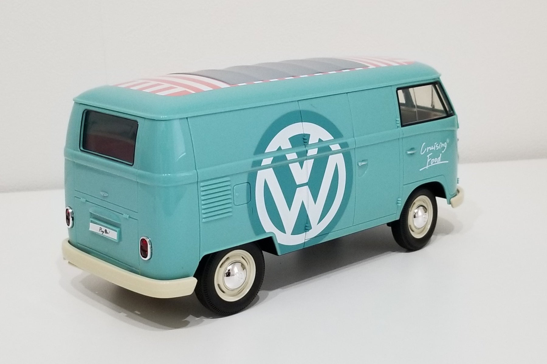 忠実に再現されたミニチュアのようなバスのRCに今ならミニカーがついて