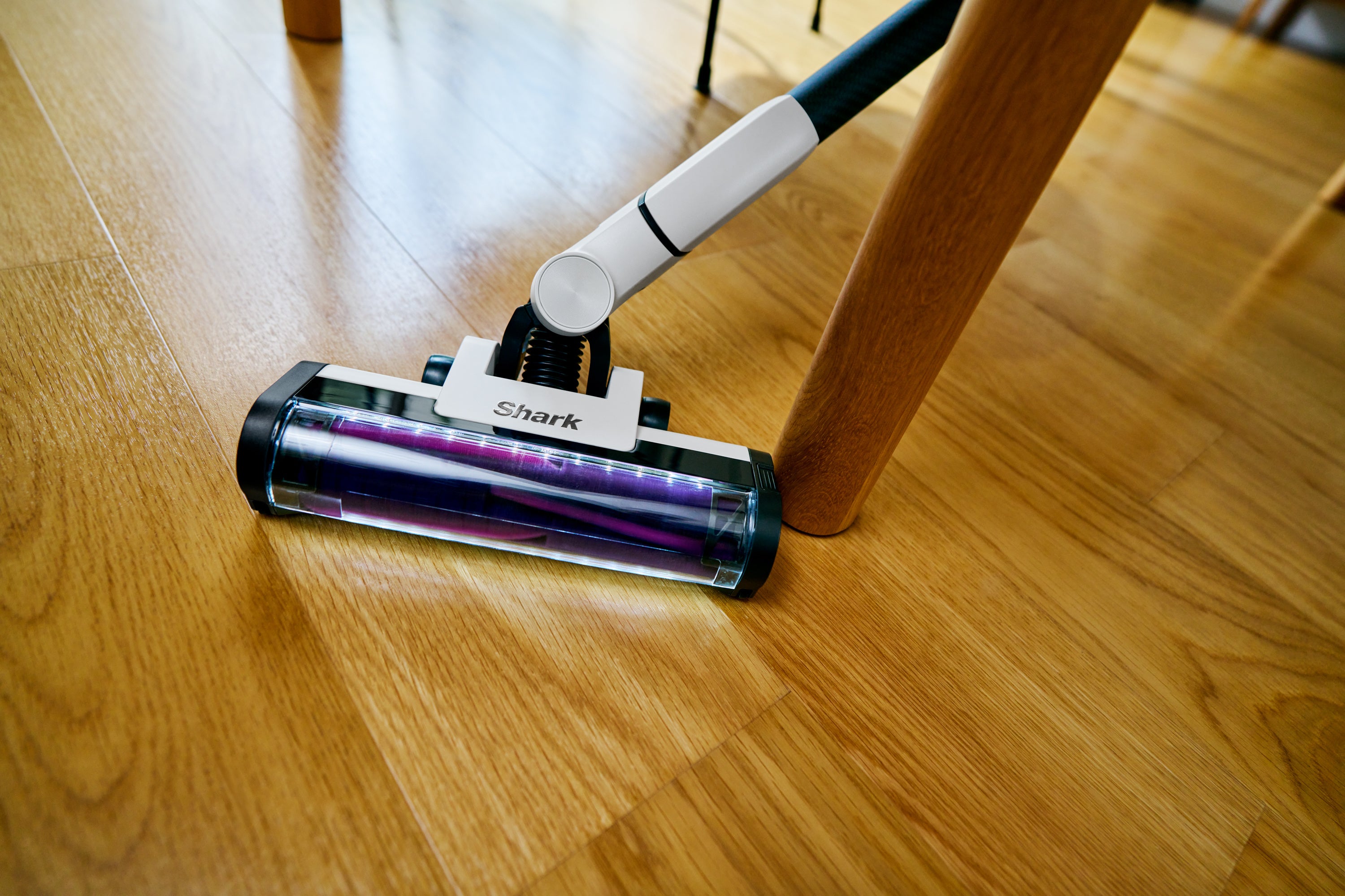 軽くても妥協のない強力な掃除力 壁際が掃除しやすい「エッジセンサー