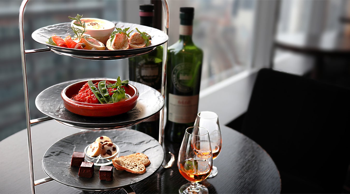 ハイティーディナー3段とウィスキー2杯がセットになった「SMWSハイ