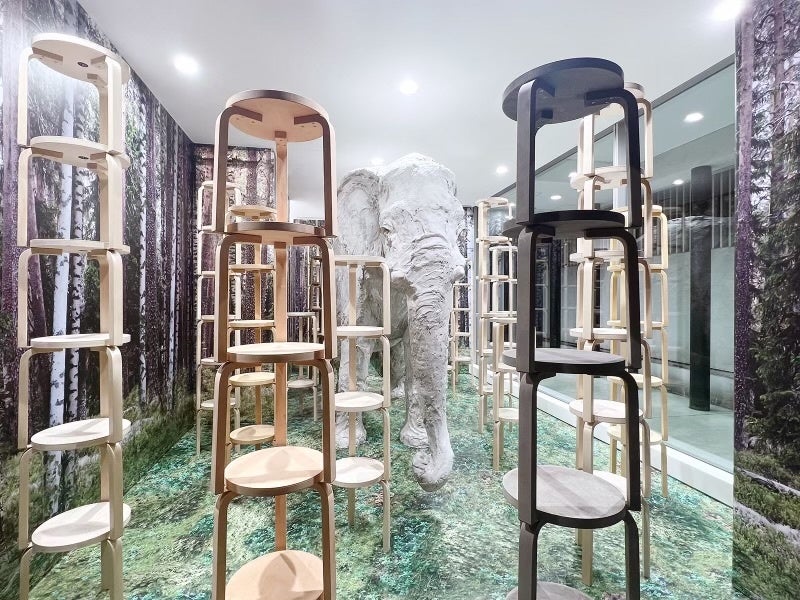 フィンランド家具の名作「スツール 60」の90周年を祝う展示がDover