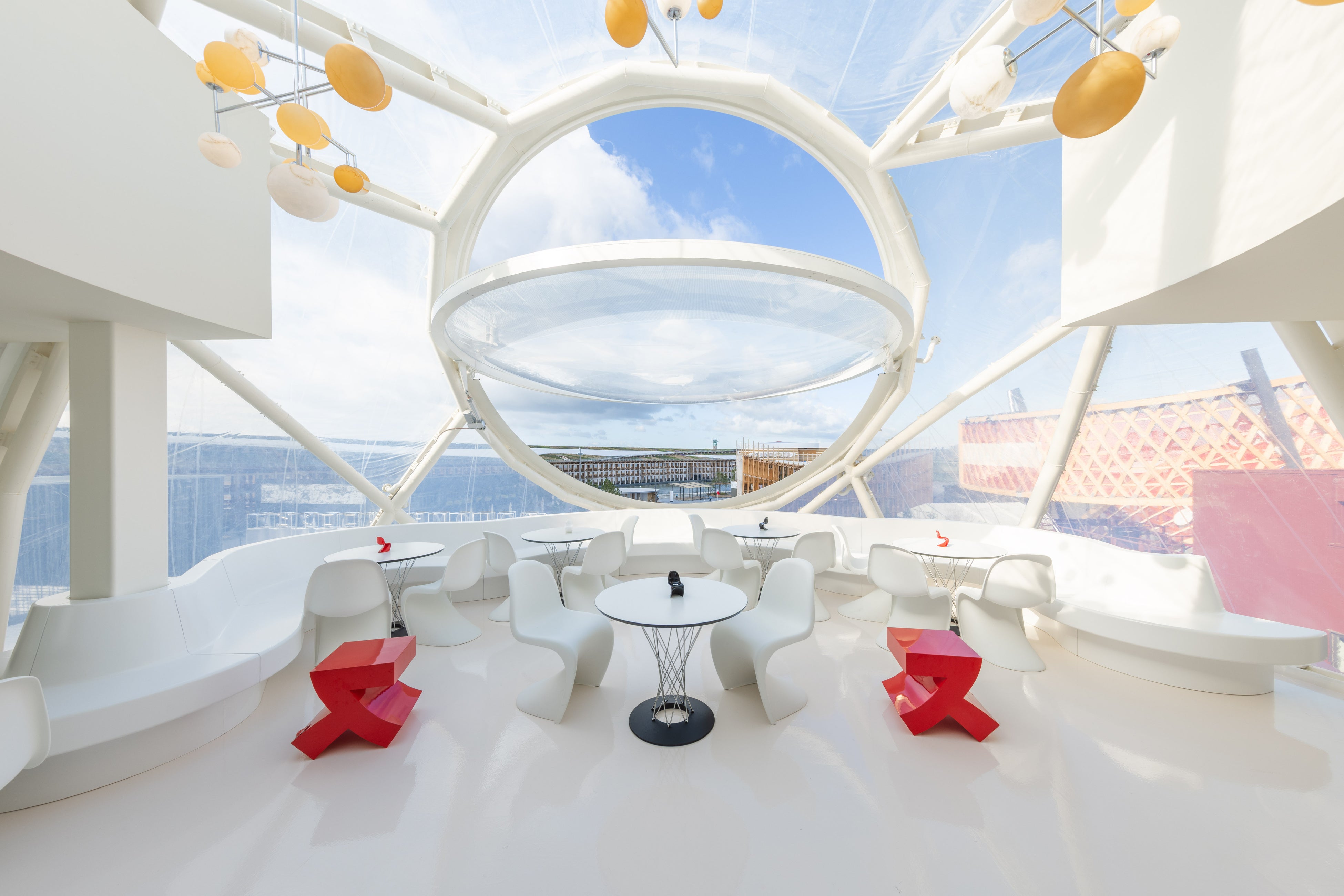 大阪・関西万博】スイス パビリオンで触れる、スイスの家具メーカー