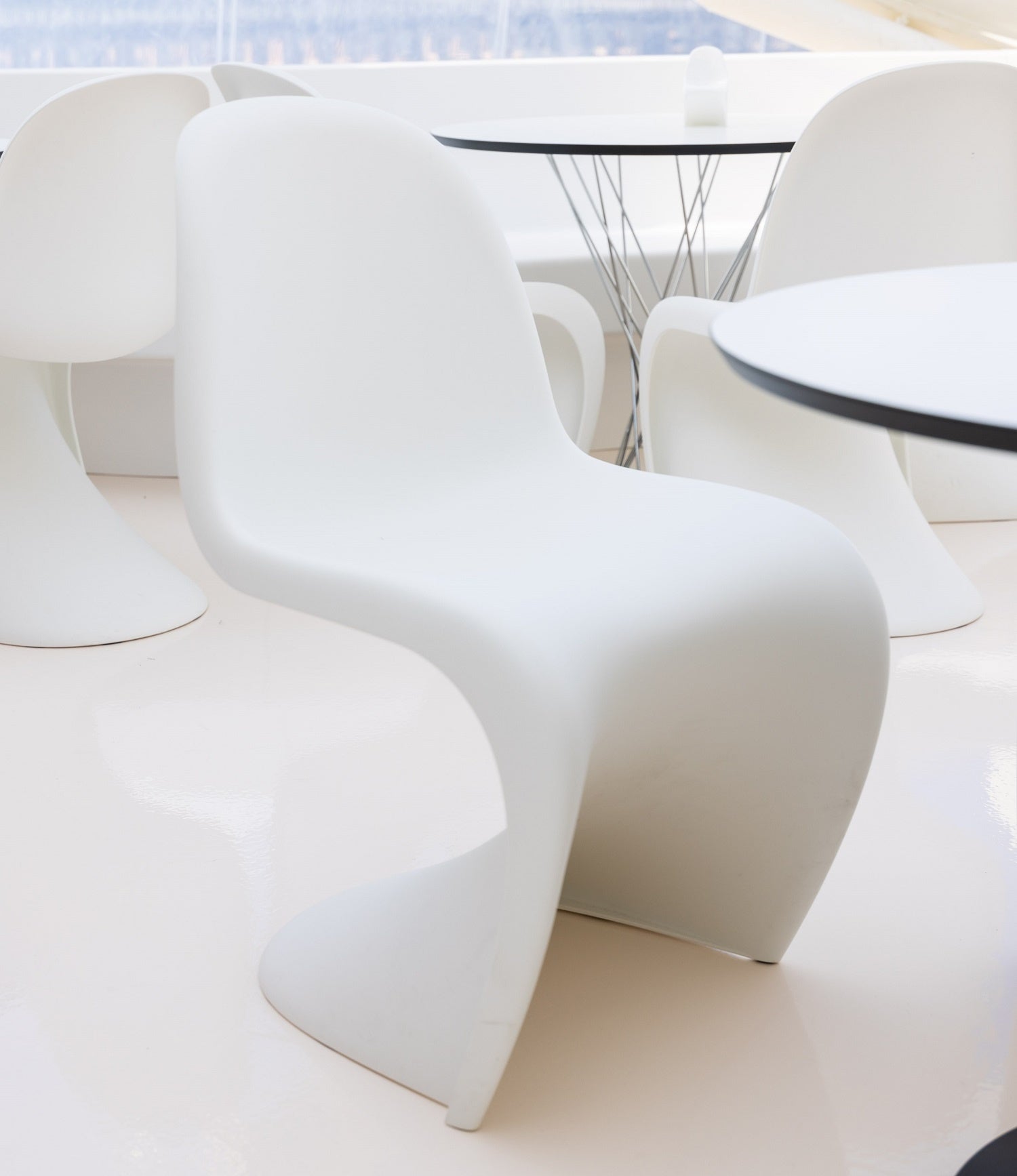 大阪・関西万博】スイス パビリオンで触れる、スイスの家具メーカー