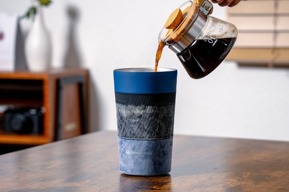 マイナス18℃でも凍らない特殊冷却ジェルを内蔵 熱々ホットコーヒーを2