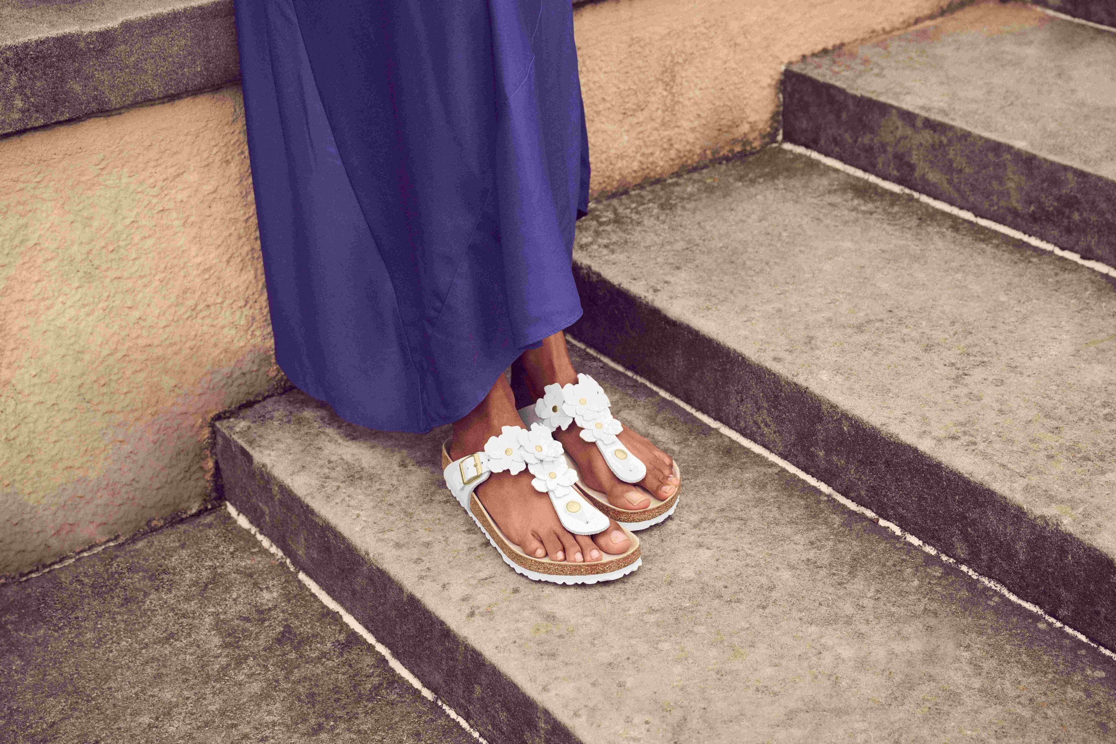 BIRKENSTOCKより足元に花のモチーフを添えるGIZEH FLOWERが登場