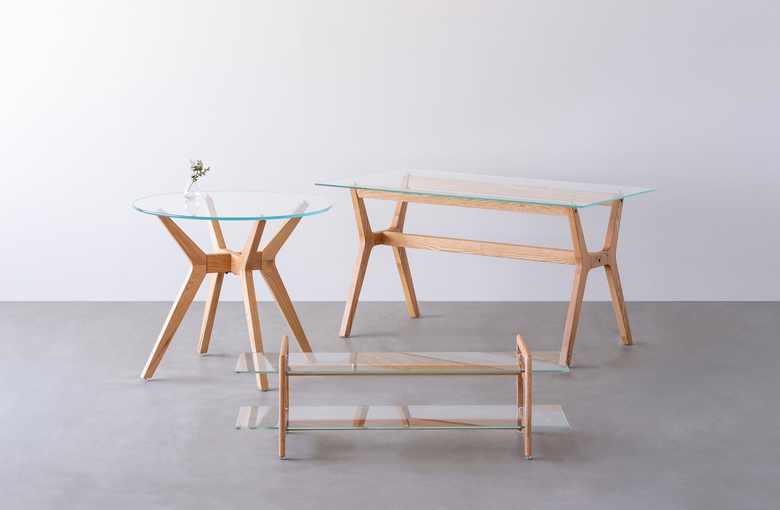 KANADEMONOより、人気のラウンドテーブルに木製脚が新登場。天板は