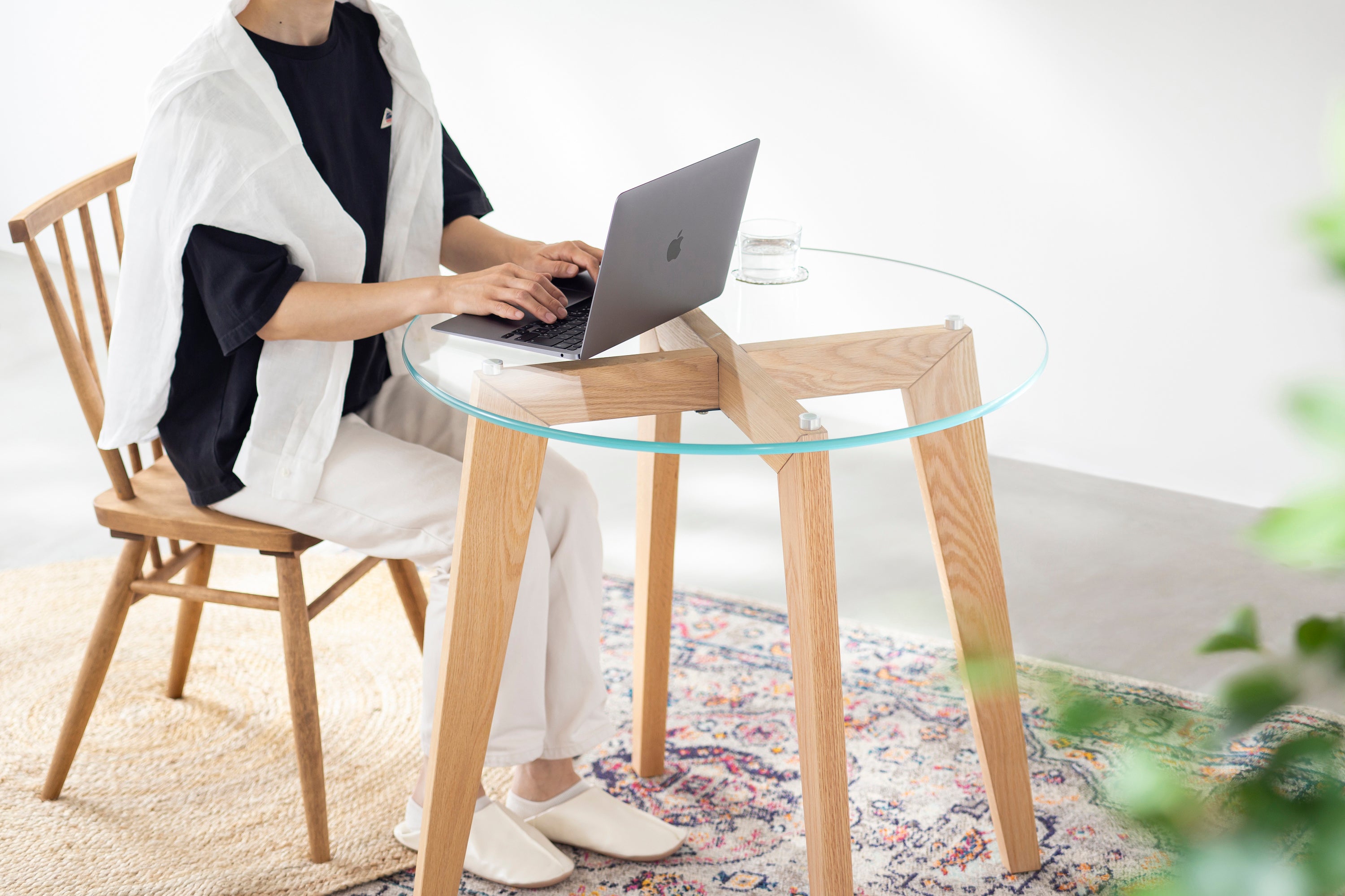 KANADEMONOより、人気のラウンドテーブルに木製脚が新登場。天板は