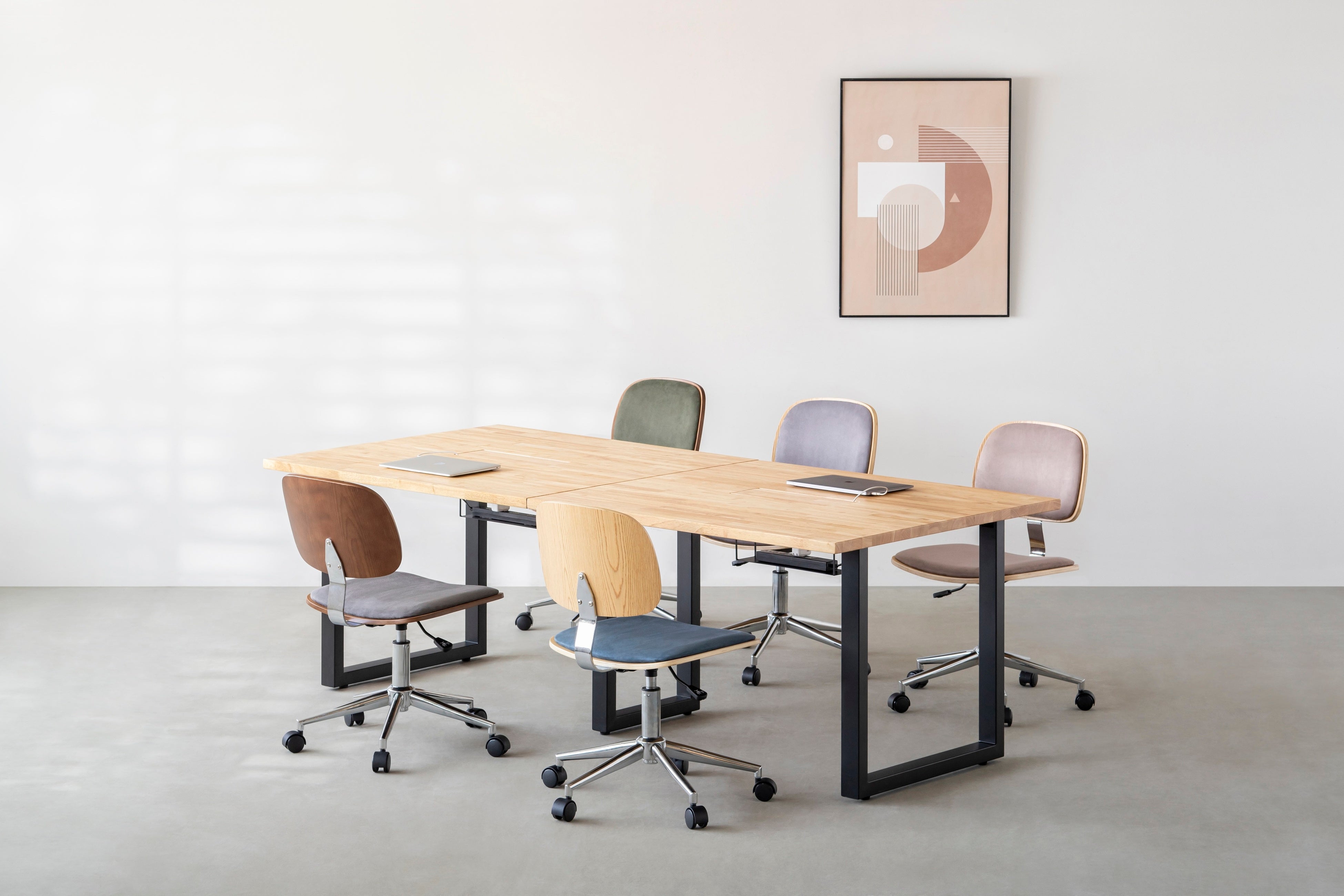 KANADEMONOでしか手に入らないチェアコレクションで、働く空間に美しい