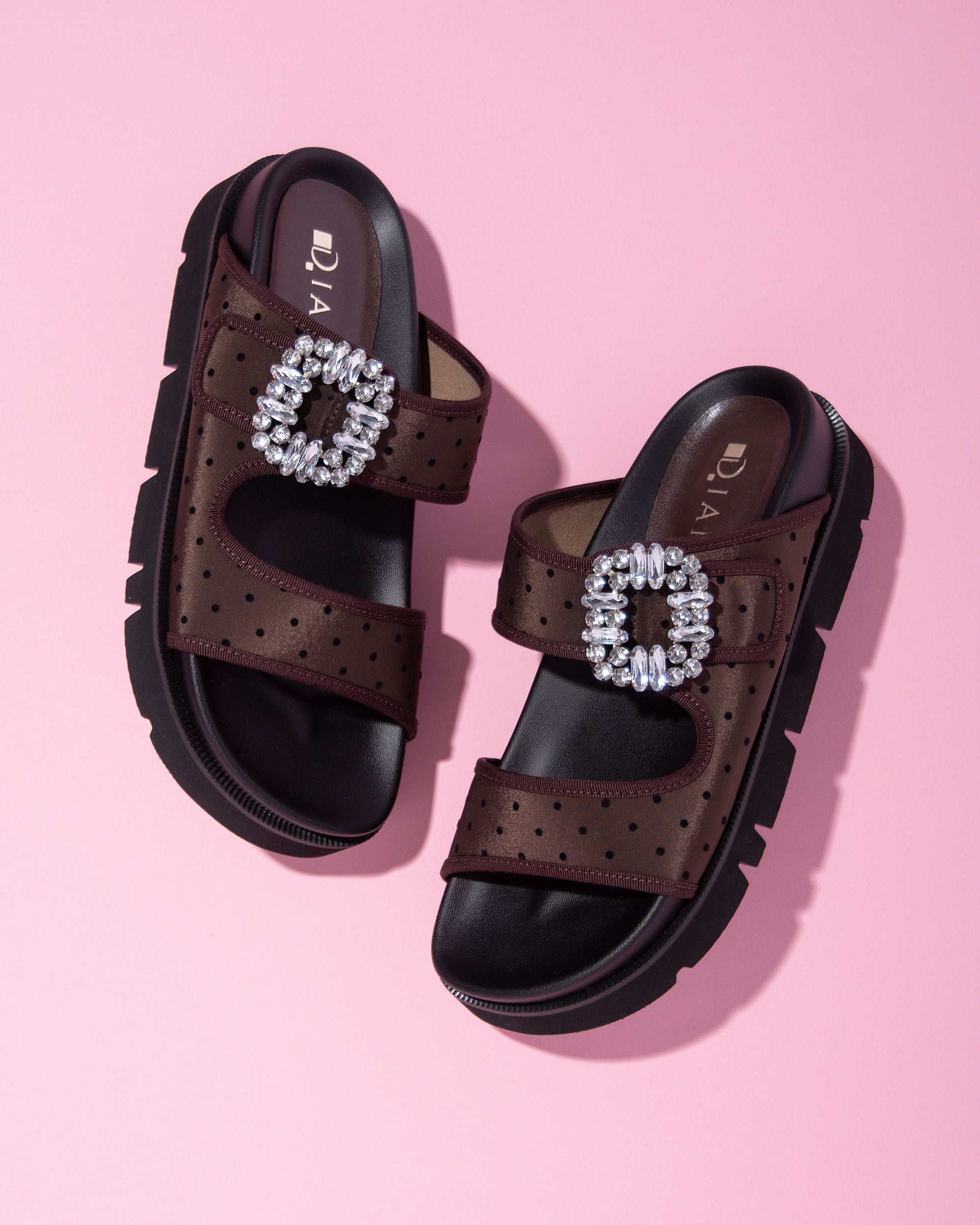 ダイアナ】大好評のビジュー付きフットベットサンダルにWEB限定の新色