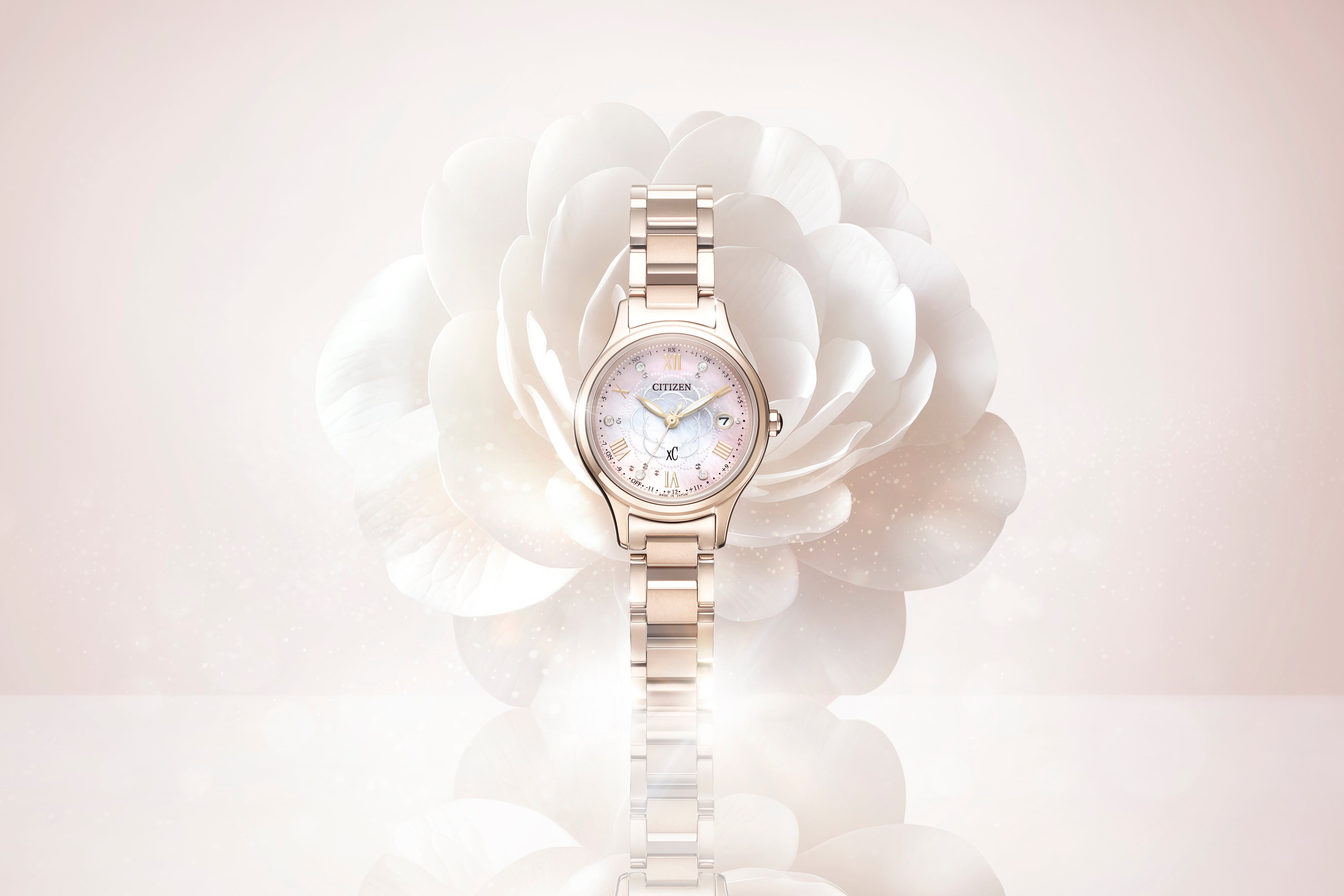 シチズン クロスシー』満開のカメリアを白蝶貝文字板に表現した限定